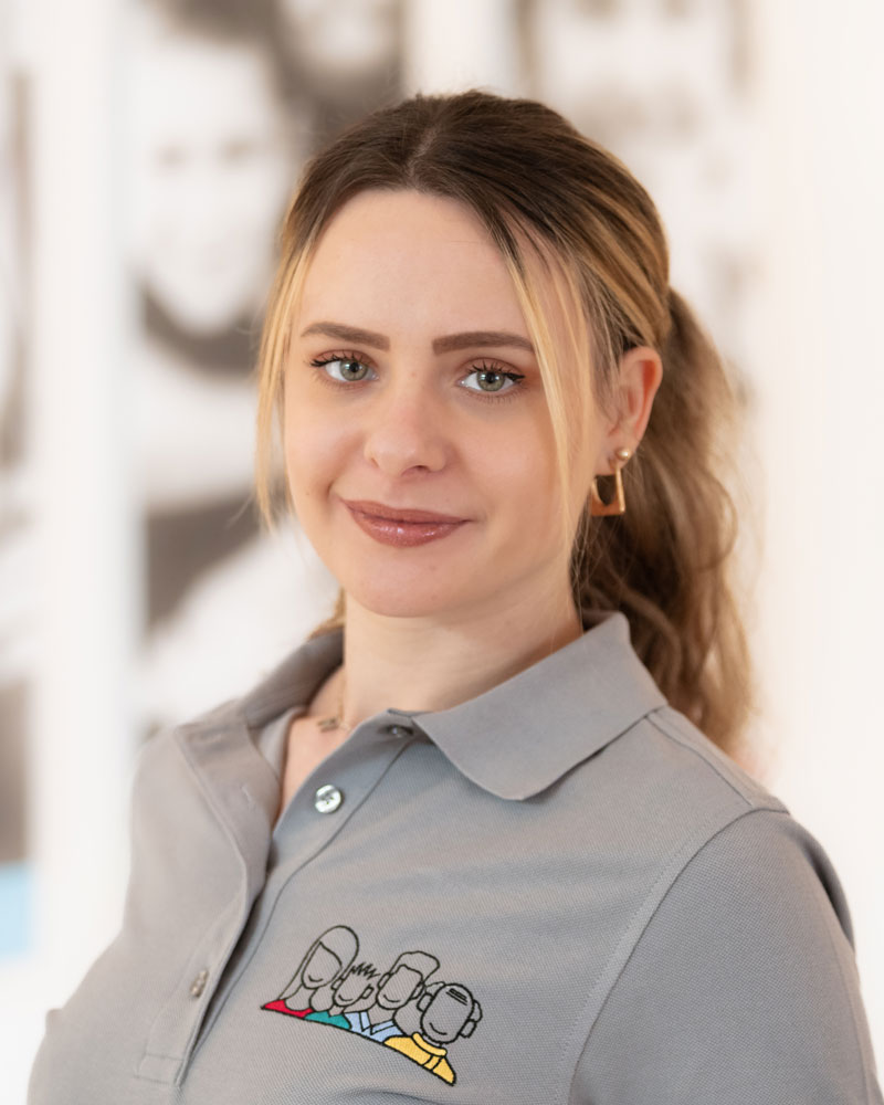 Fineas Nandrean · Zahnarzt Bad Oeynhausen · Portrait Malou Nicolaus · Ein Lächeln für Groß & Klein, Praxis für Zahnheilkunde